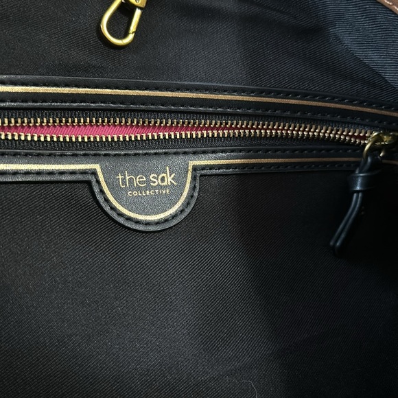 Beautiful leather embossed shoulder tote. NWOT - Picture 3 of 6